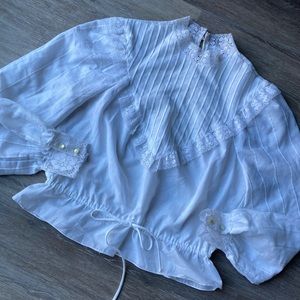 🐛Sale! 3/$15🦋 Vintage Kono New York White Ruffled Blouse